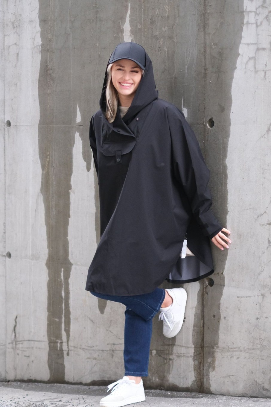 Klaer Blæst Poncho | Bergen Poncho Black