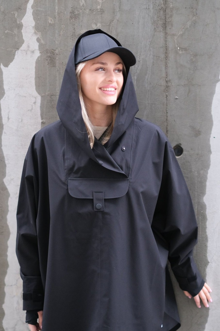 Klaer Blæst Poncho | Bergen Poncho Black